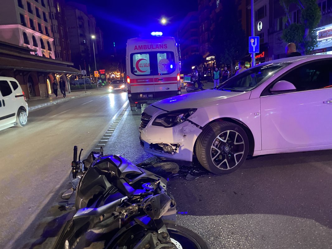 Eskişehir’de Akaryakıt İstasyonu Çıkışında Kaza: Motosiklet Sürücüsü Yaralandı