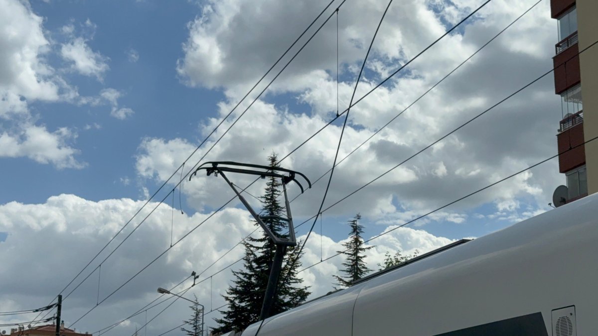 Faciadan Dönüldü! Eskişehir’de Tramvay Hattında Yüksek Gerilim Teli Kopup Yere Düştü