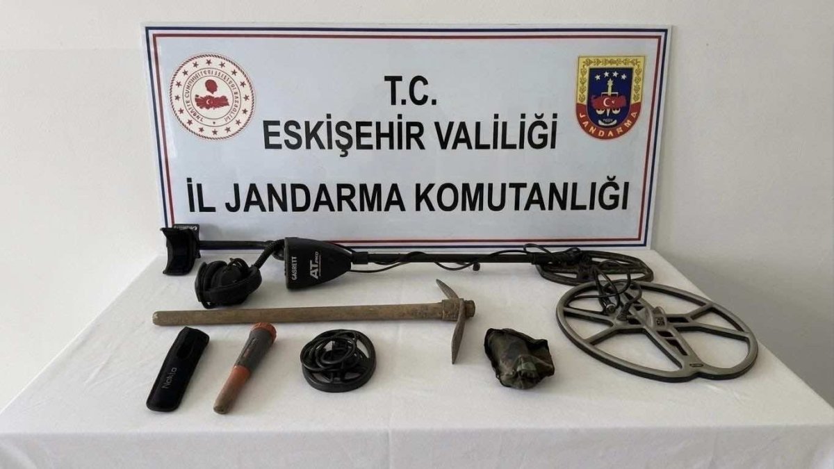 Eskişehir’de Define Operasyonu: Kaçak Kazı Yapan 2 Kişi Suçüstü Yakalandı