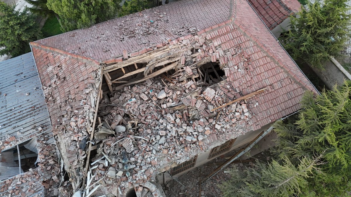 Eskişehir’de Yıldırım Cami Minaresini Yıktı: İmam Yaralandı