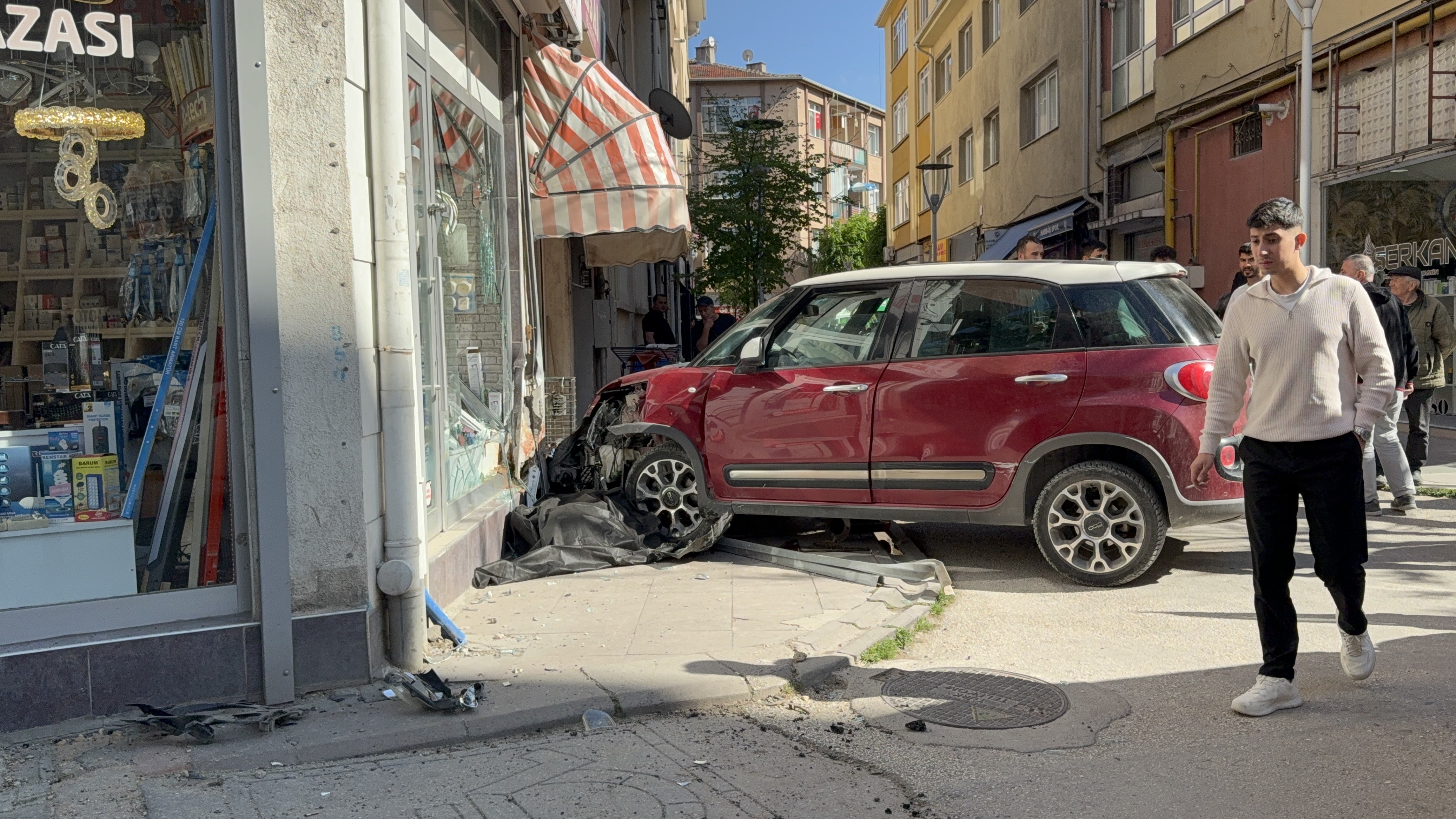 Ters yönden gelerek ezdiği genç kadını hayattan kopardı