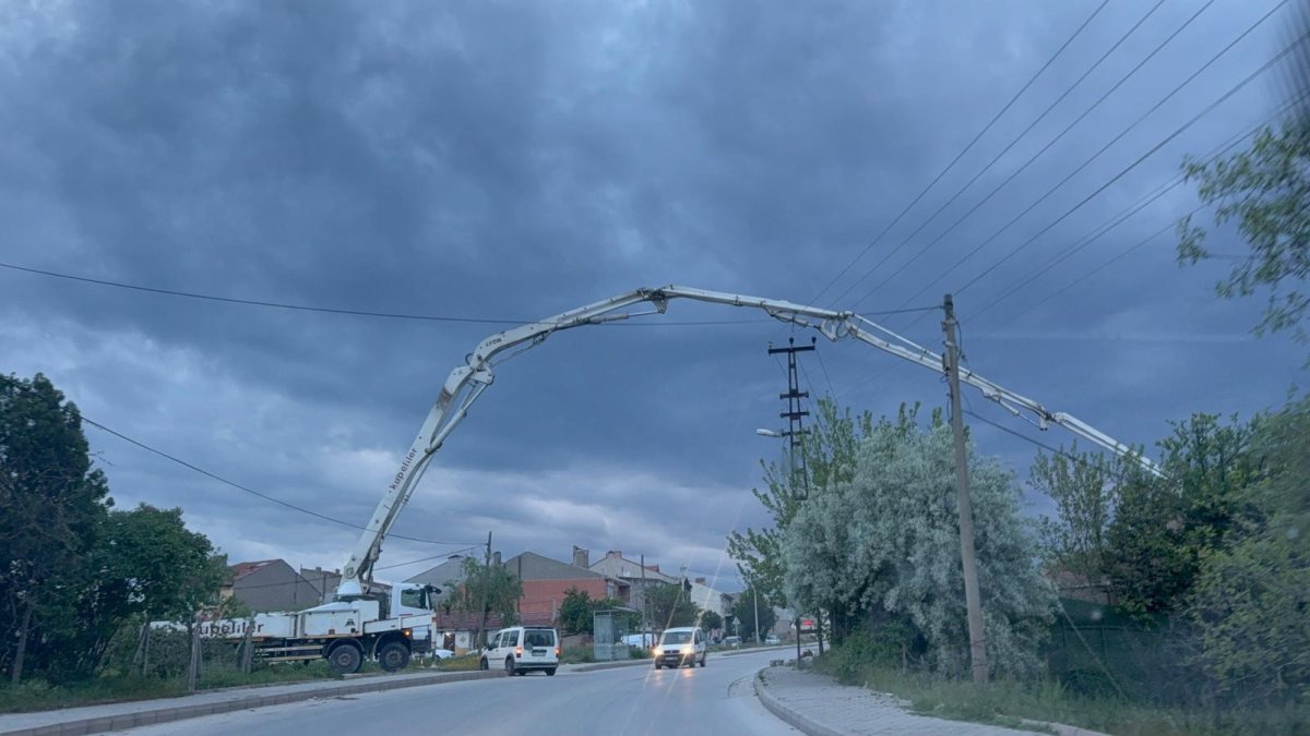 Bulvarın Üzerinden Betonu Böyle Aktardılar