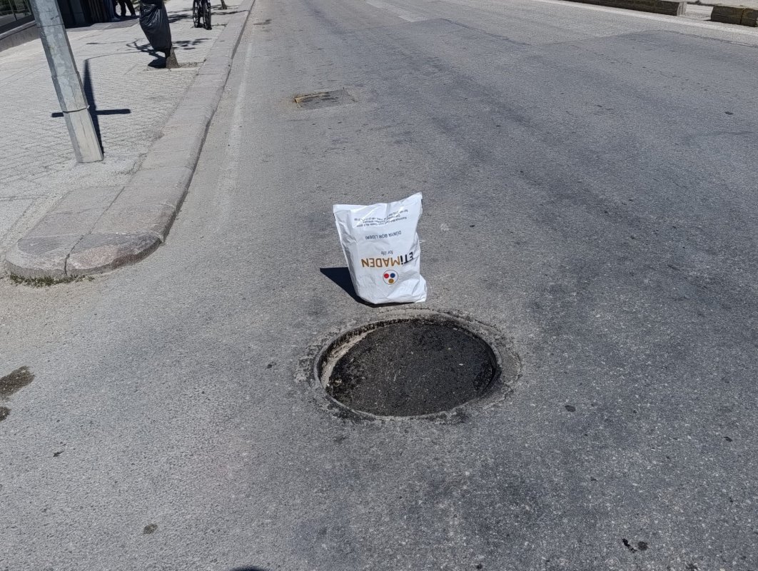 Çöken Rögar Kapağına Poşetli Uyarı