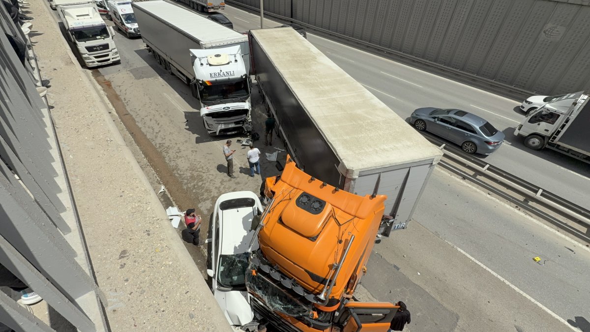 Eskişehir’de tır ve otomobilin karıştığı feci kazada 3 sürücü ölümden döndü