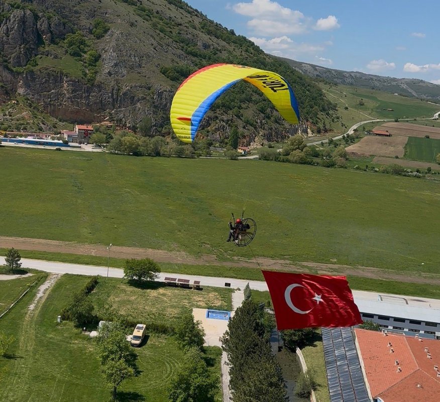 Eskişehir semalarında 19 Mayıs coşkusu: Paramotorla Türk bayrağı ve Atatürk posteri açtılar
