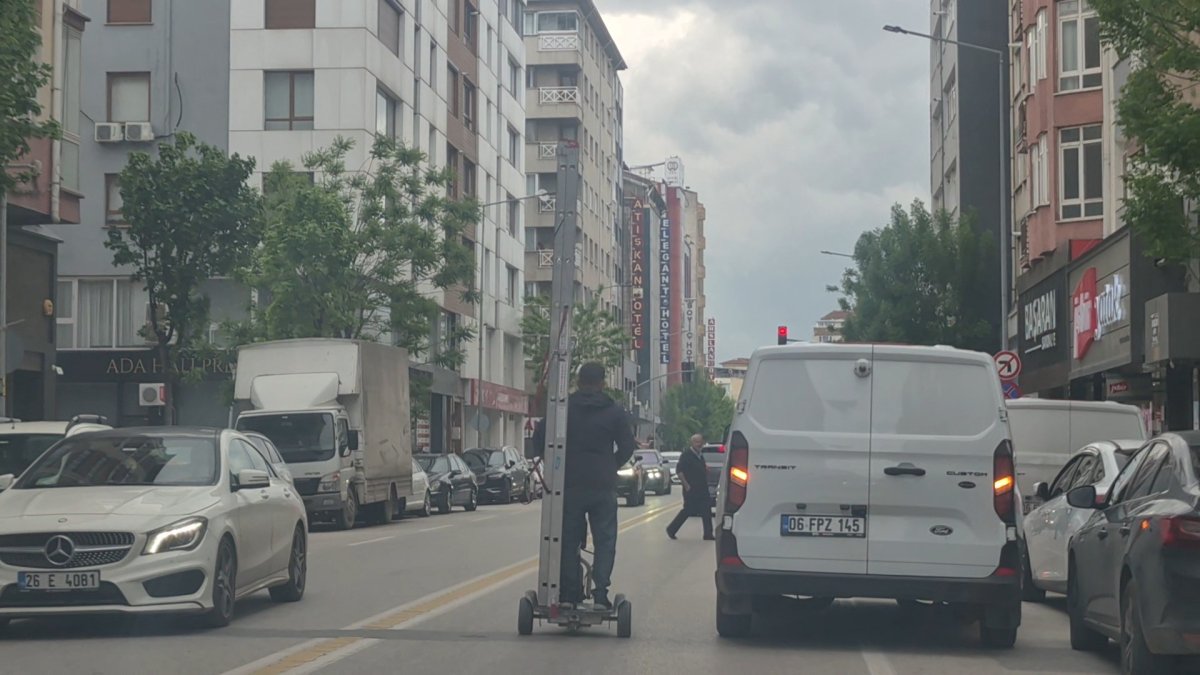 Trafikte Gören Dönüp Bir Daha Baktı: Scooter’la Merdiven Taşıdı