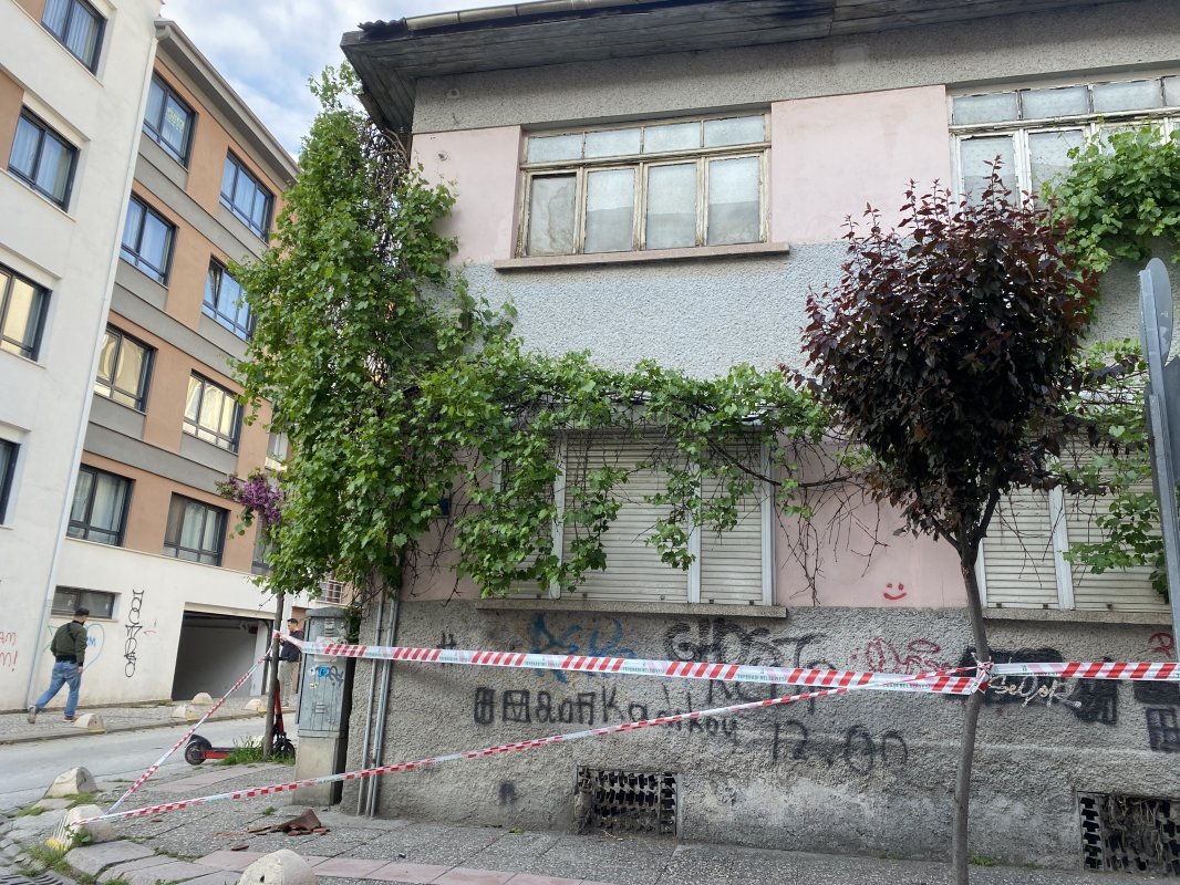 Tepebaşı’nda Çatıdan Düşen Parçalar Kaldırımı Kapattı