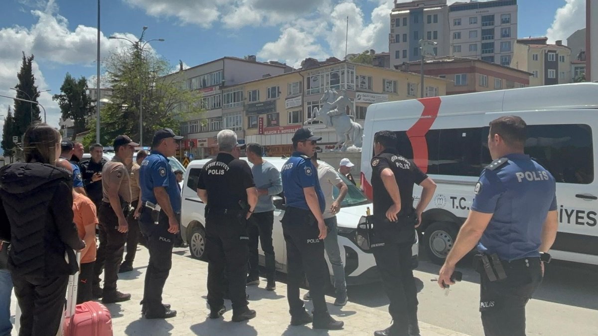 Boşanma Aşamasındaki Eşini Bıçaklayacaktı! Polis Son Anda Müdahale Etti