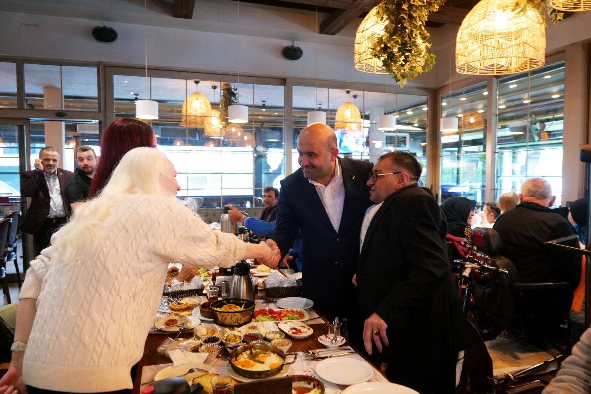 AK Parti İl Başkanı Gürhan Albayrak, Engelli Bireylerle Bir Araya Geldi