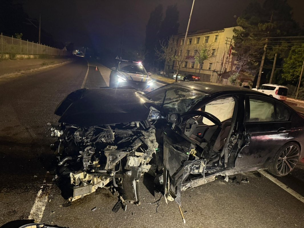 Refüje Çarpan Otomobilde Sürücü Sıkıştı: İtfaiye Seferber Oldu