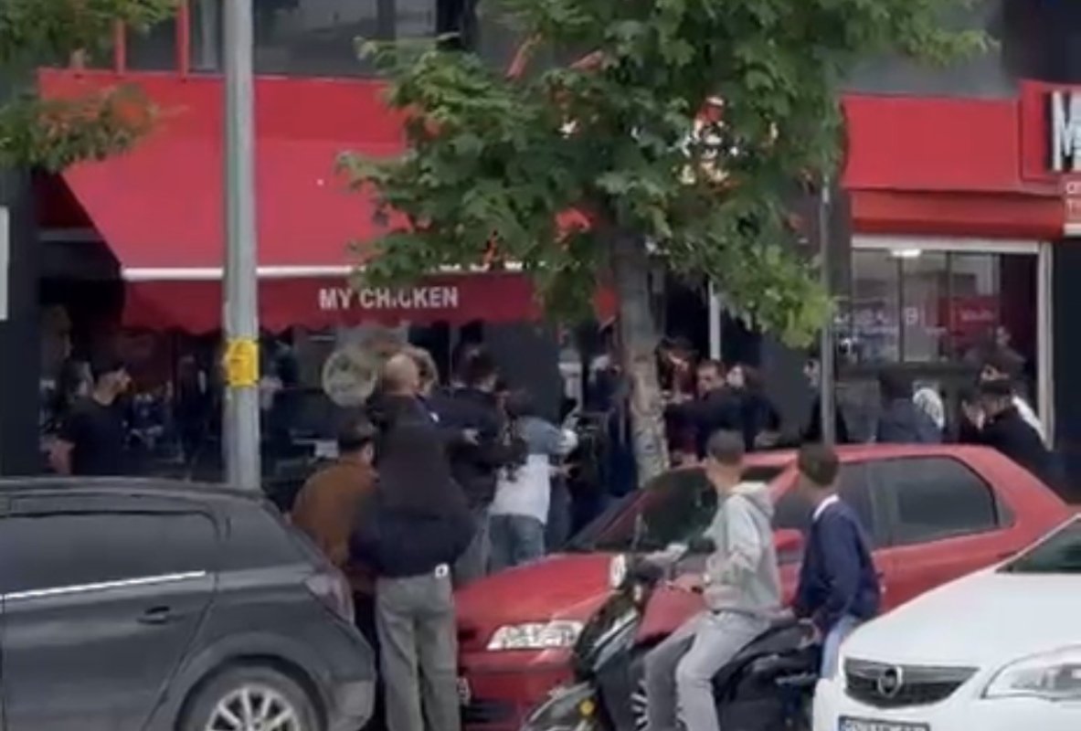 Eskişehir’de cadde ortasında yumruklu kavga kameraya yansıdı