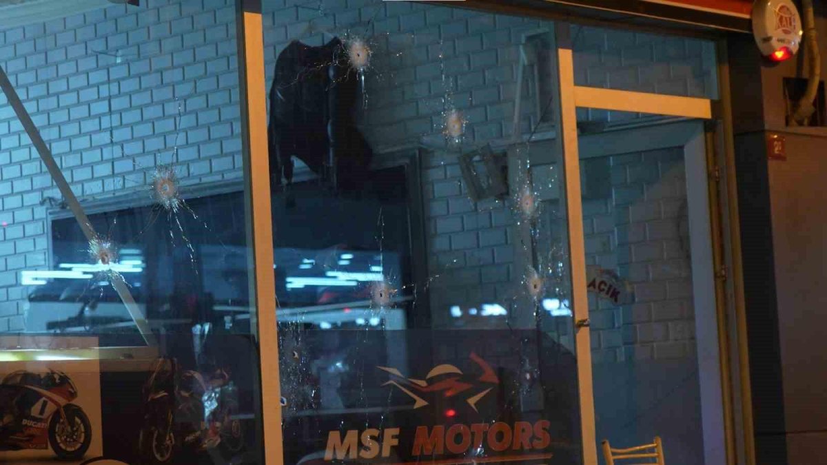 Ümraniye’de alacak verecek kavgası kanlı bitti: İş yerine uzun namlulu silahlı saldırı, 4 yaralı