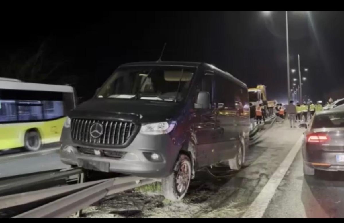 Kağıthane’de Zincirleme Kaza: Kopan Bariyer Parçası Karşı Şeritteki Minibüsün Üzerine Uçtu!