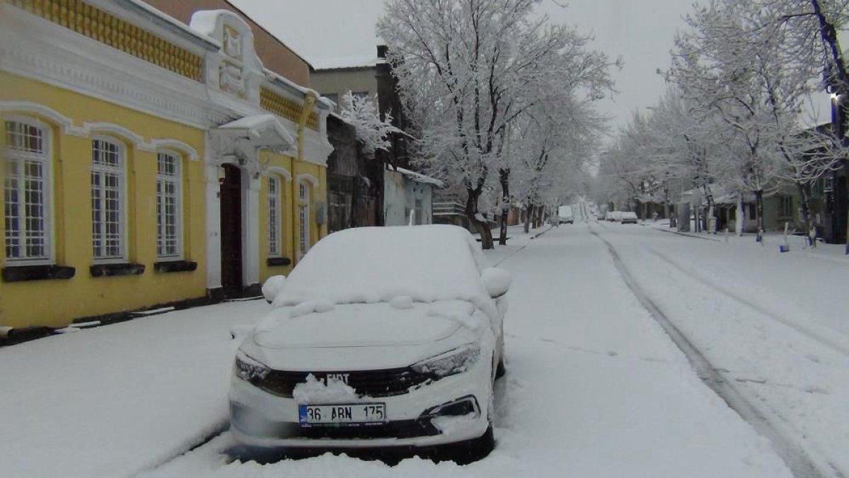 Nisan Sürprizi: Kar Kalınlığı 30 Santimi Aştı, Kent Beyaza Büründü