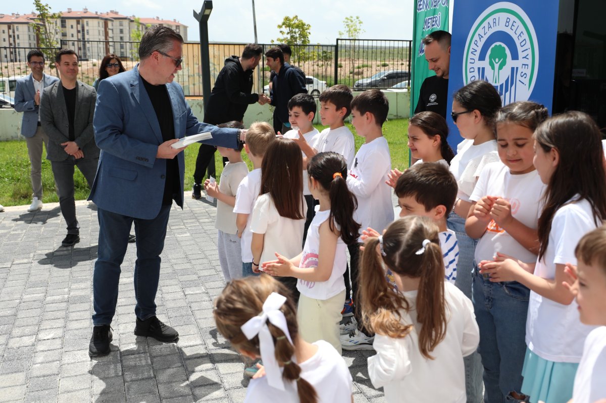 Odunpazarı’nda yüzme kursunu tamamlayan çocuklar belgelerini aldı