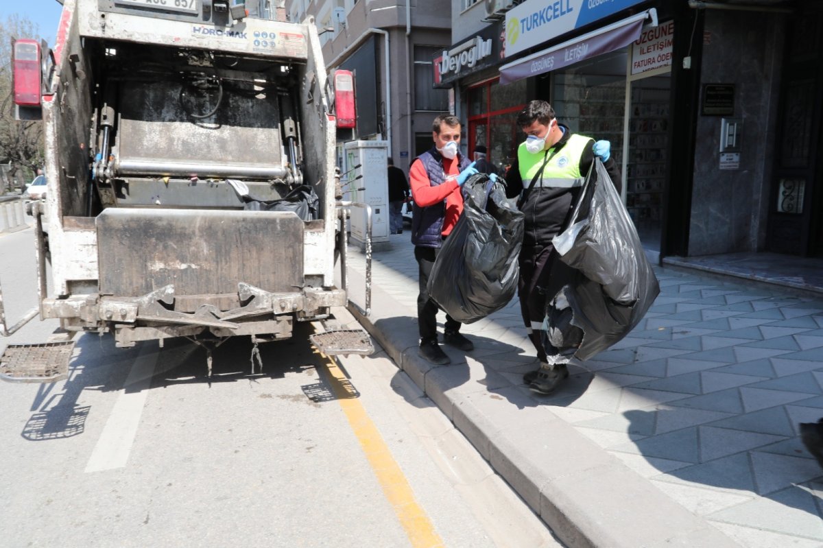 Eskişehir’de Kötü Kokunun Nedeni Ortaya Çıktı: Evden Tonlarca Atık Çıkarıldı