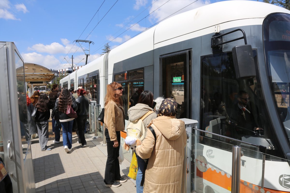 Eskişehir’de “Bas Geç” abonman kartına yoğun ilgi: 102 bini aşkın öğrenci kullandı