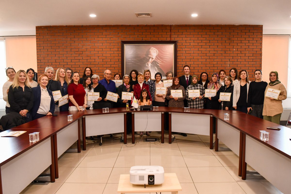 Evde Hasta Bakım Eğitimi Alan Kursiyerlere Belgeleri Verildi