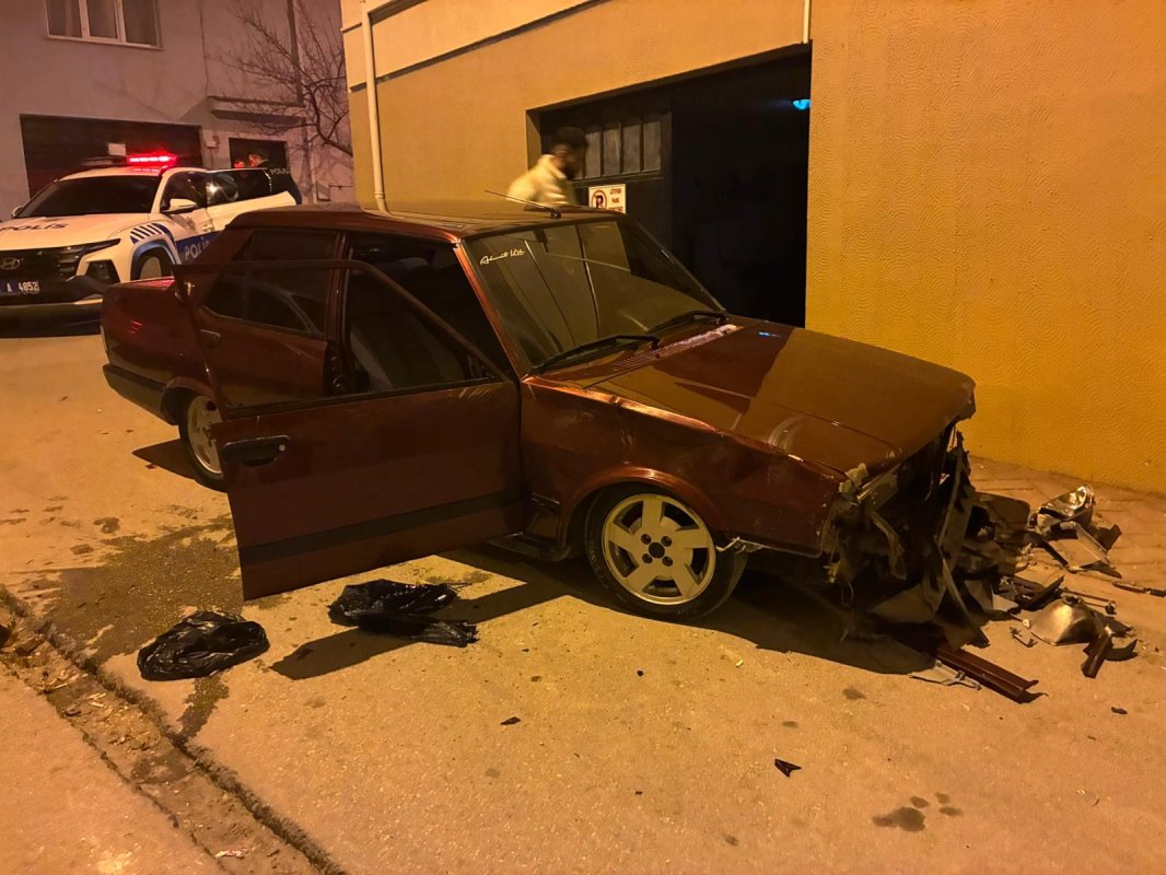 Önce Arabasını Parçaladı Sonra Basın Mensuplarına Tepki Gösterdi