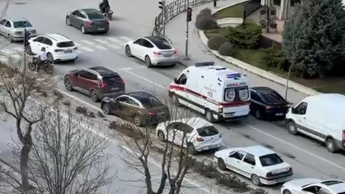 Trafikte Örnek Dayanışma: Ambulansa Fermuar Sistemiyle Yol Açtılar