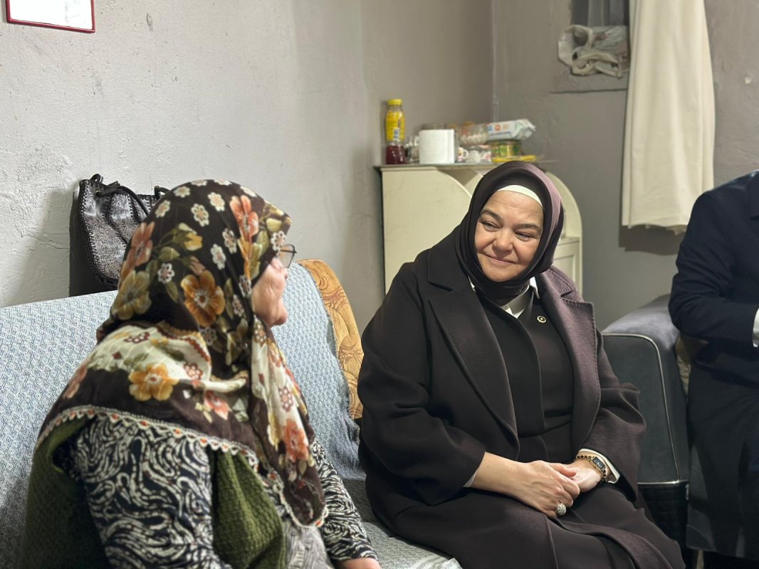Sazova’da Yürek Isıtan Ziyaret: Ayşen Gürcan, Özel Gereksinimli Erol'un Erdoğan Sevgisi Karşısında Duygulandı
