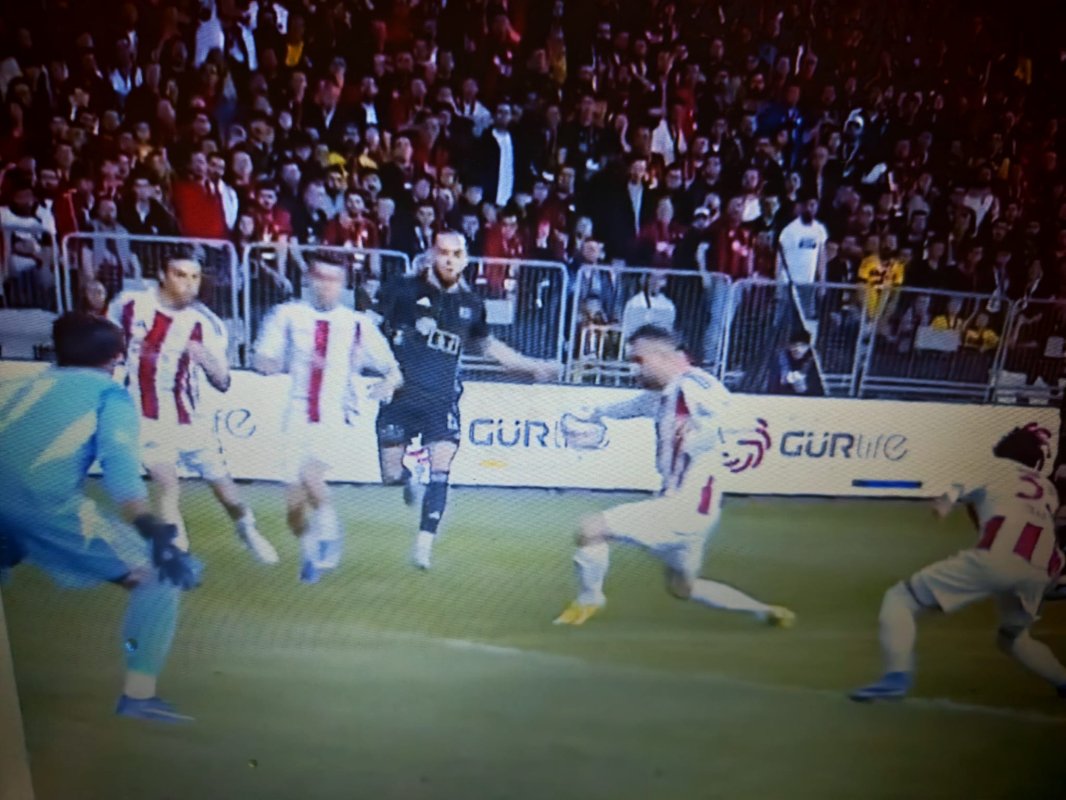 Eskişehirspor’da play-off gecesinde tansiyon yükseldi! İlk yarı golsüz geçti, hakem kararları tepki çekti