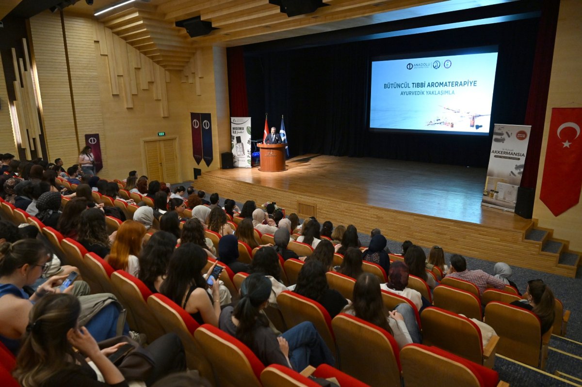 Anadolu Üniversitesi’nde “Eczacılık Günü”ne Aromaterapi ve Ayurveda Damgası