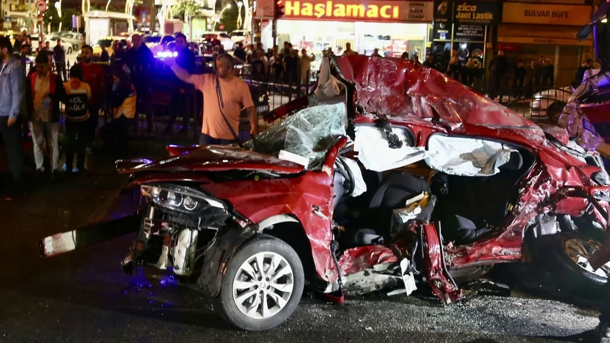 Giresun’da feci kaza: TIR’ın iki otomobile çarptığı kazada 5 kişi hayatını kaybetti