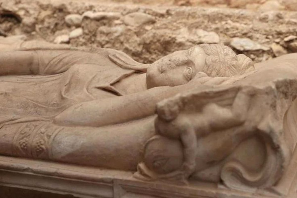 Olympos'ta aristokrat kadına ait anıtsal mezar bulundu