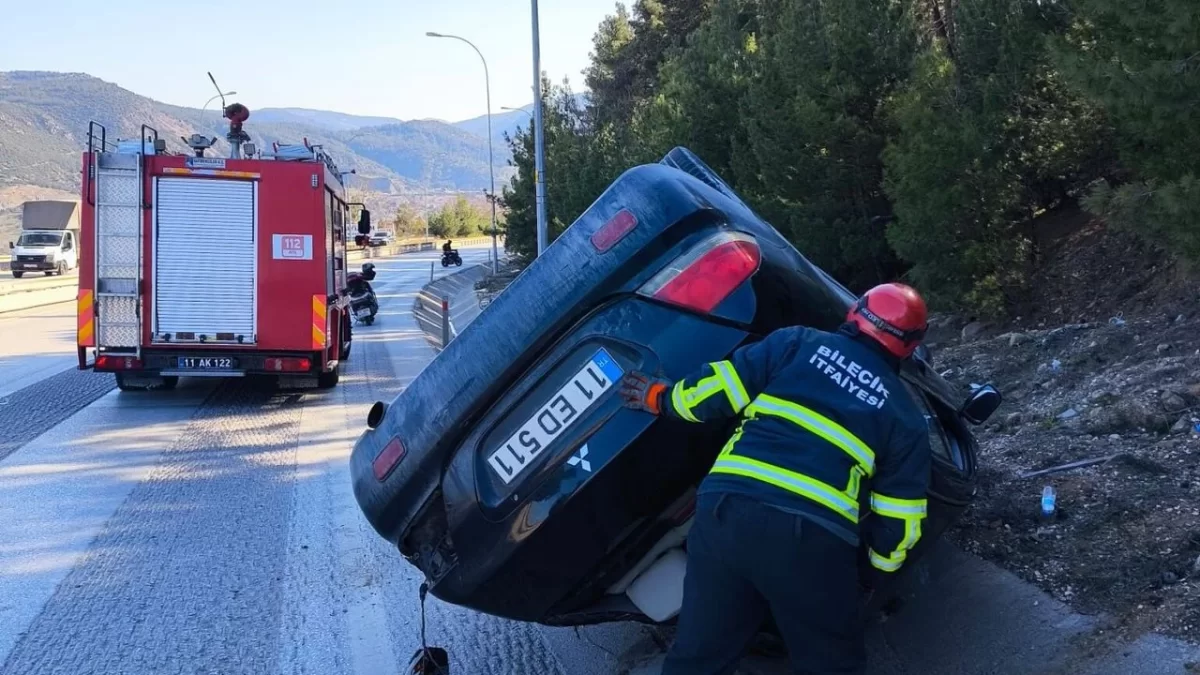 Eskişehir Yolunda Kontrolden Çıkan Otomobil Su Kanalına Devrildi