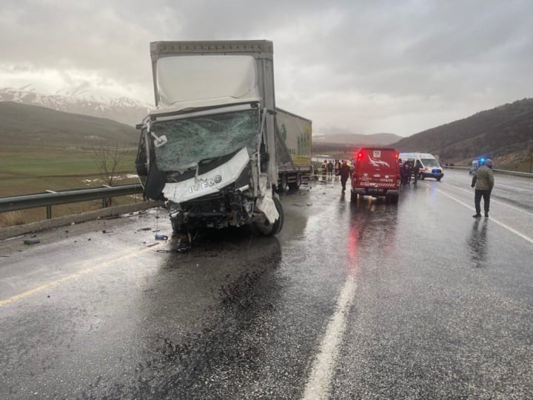 Katliam gibi Kaza: Tır ile Otomobil Kafa Kafaya Çarpıştı, 3 Kişi Hayatını Kaybetti