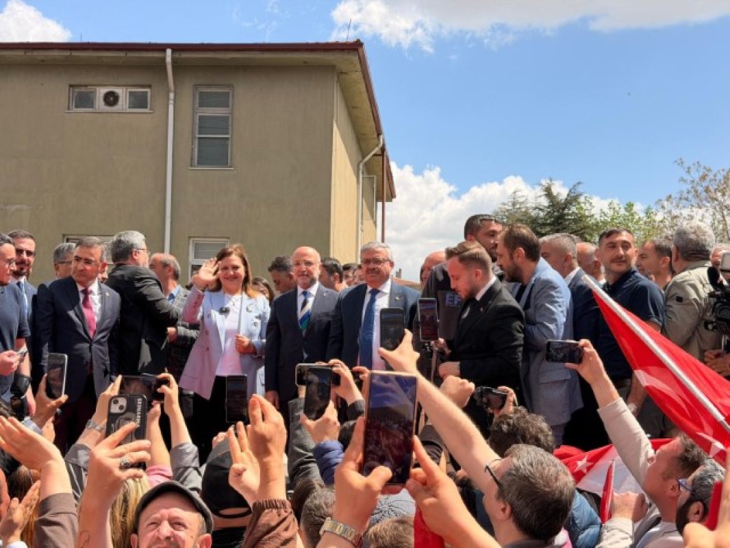 AK Parti’ye geçen Burcu Köksal’dan dikkat çeken mesaj: “Afyonkarahisar’ı yeniden inşa edeceğiz”
