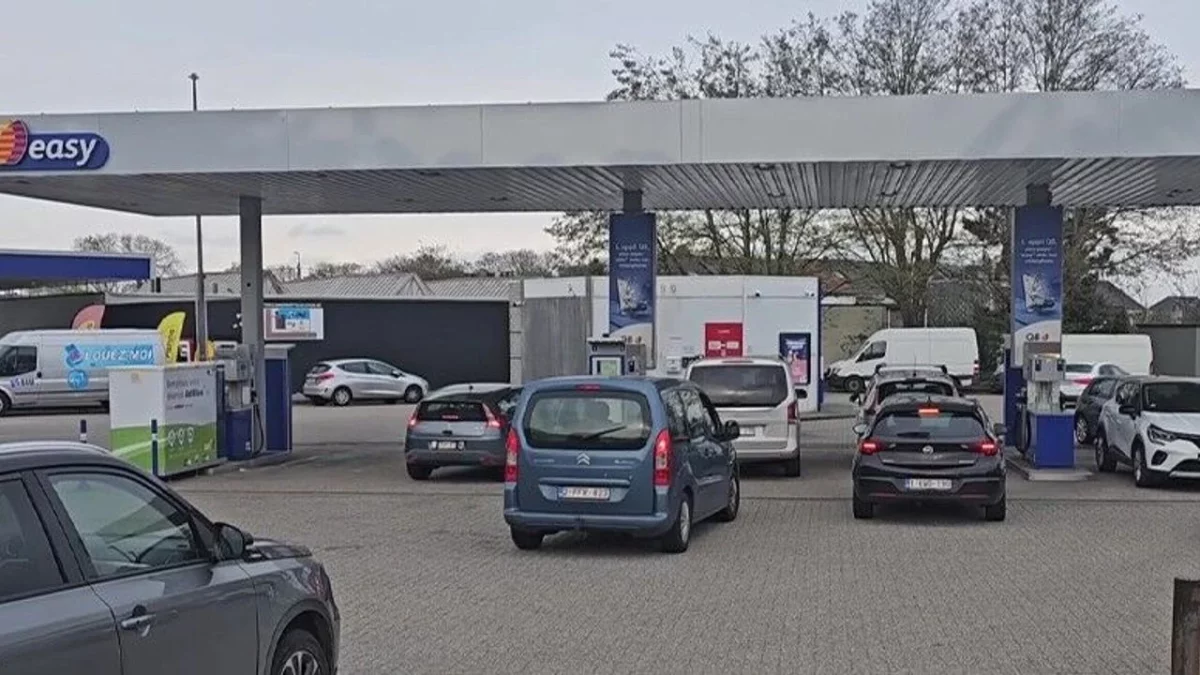 ABD-İran Gerilimi Avrupa’yı Vurdu: Belçika’da Zam Öncesi Akaryakıt İstasyonlarında Uzun Kuyruklar