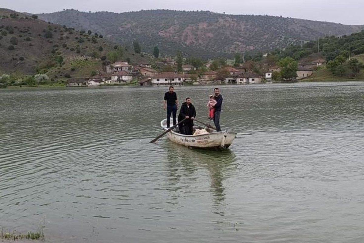 Yozgat’ta Yağış Sonrası Köy Yolunu Su Bastı, Ulaşım Kayıkla Sağlanıyor