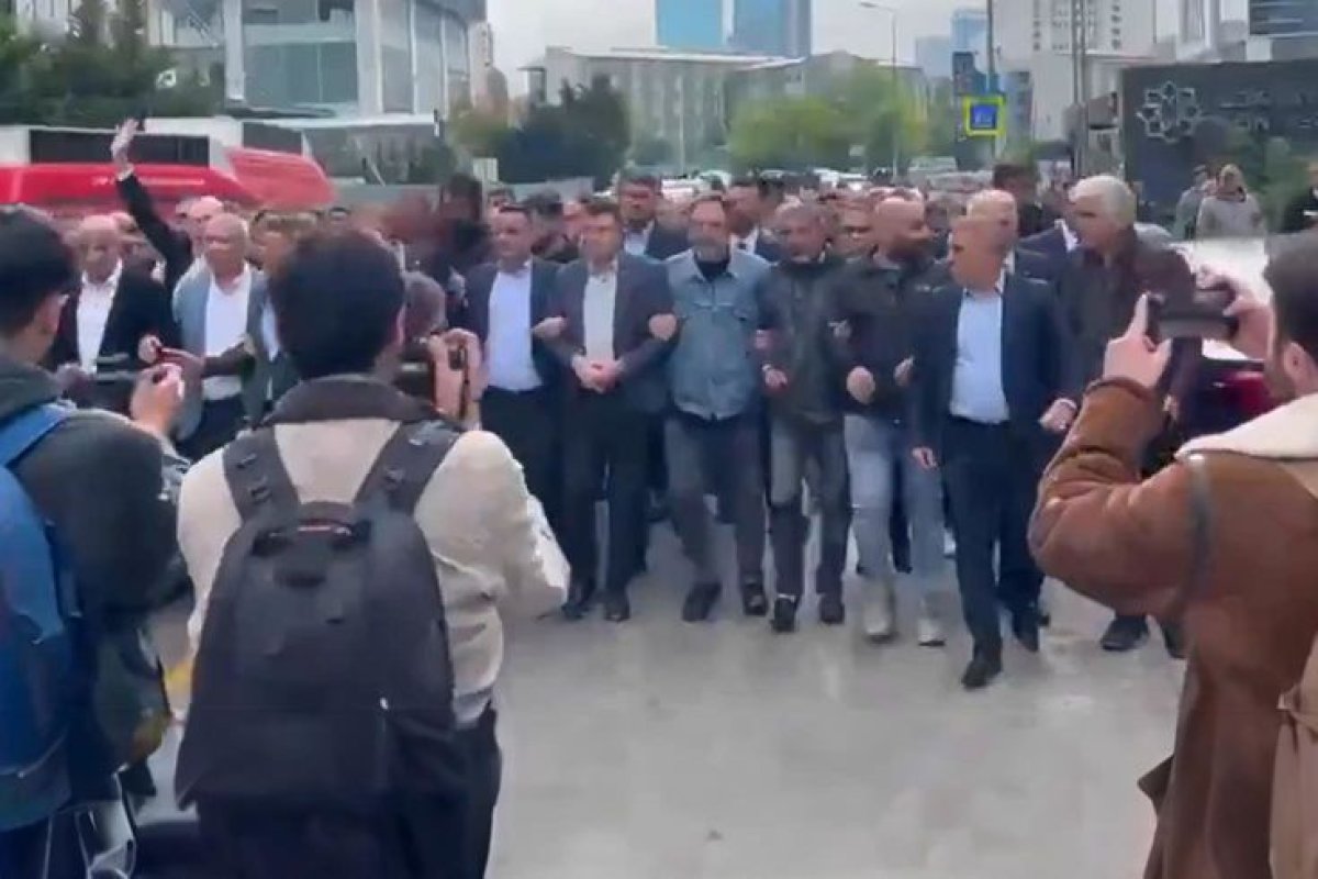 CHP Genel Merkezi Önünde Arbede! Gerginliği Başlatan Görüntüler Ortaya Çıktı