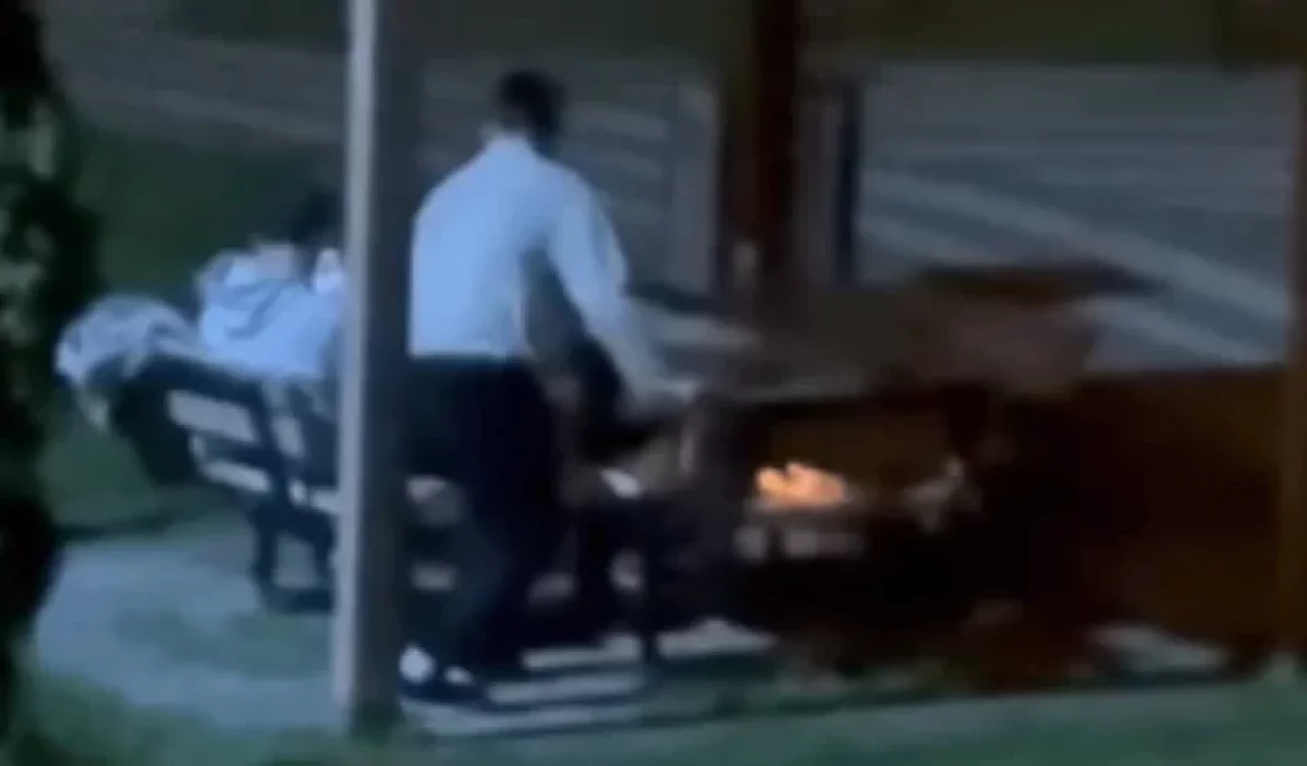 Gece Yarısı Parkta Bankı Yakmaya Çalıştı