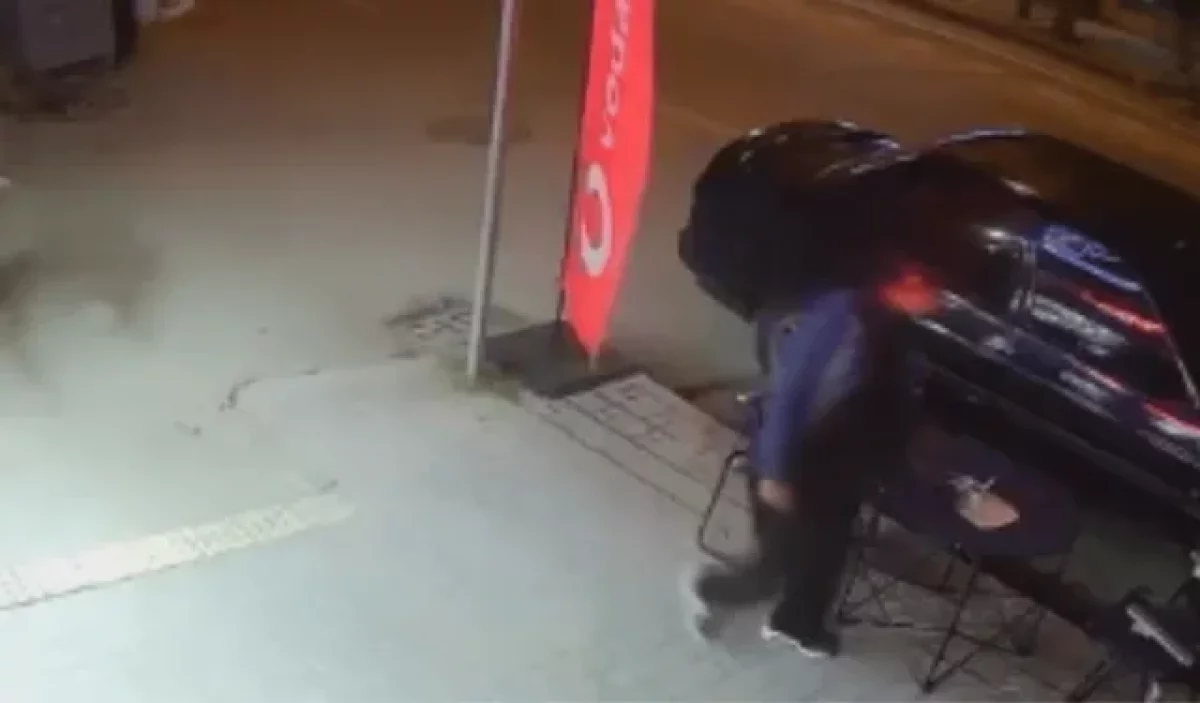 Eskişehir’de Pes Dedirten Hırsızlık! Mağaza Önünü Boşalttılar