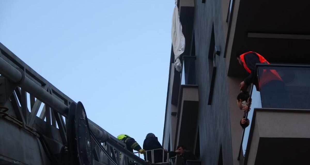 Perdeyle 6’ncı Kattan Sarktı, 3’üncü Kat Balkonuna Düştü