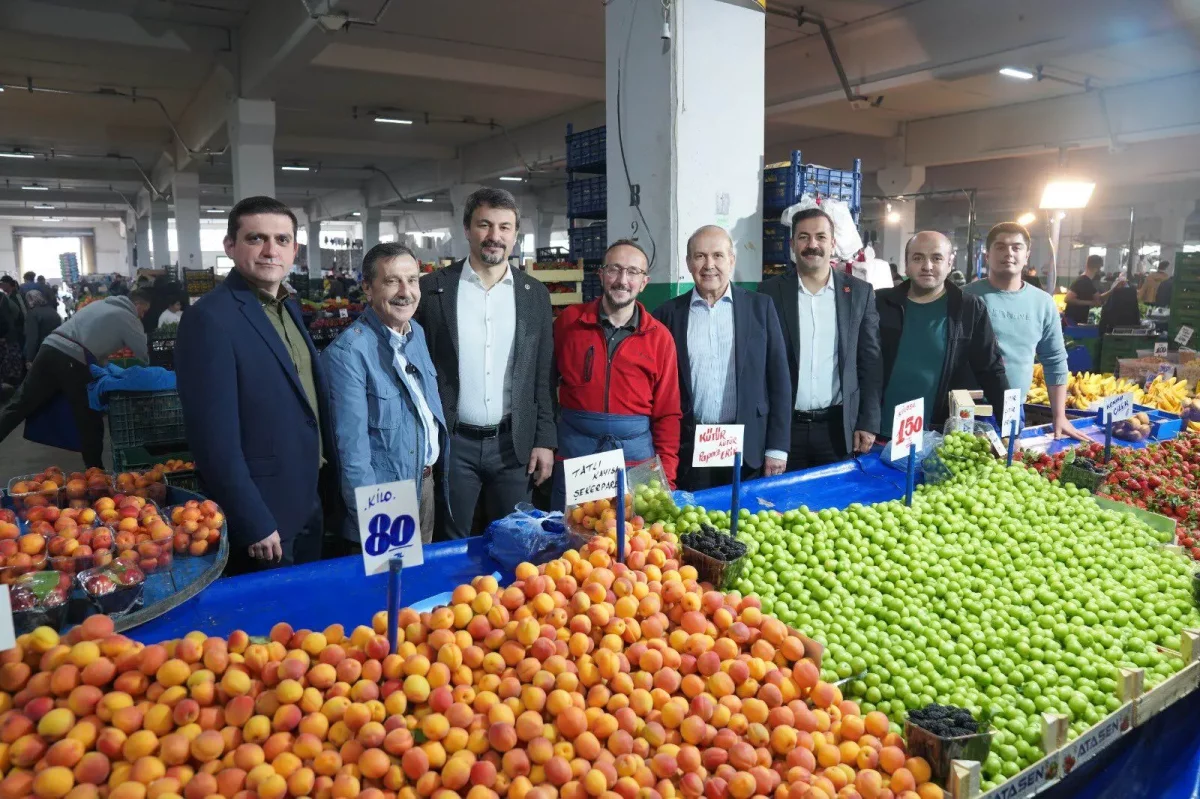 CHP’den Çamlıca Pazarı’na ziyaret: Esnaf ekonomik tabloyu anlattı