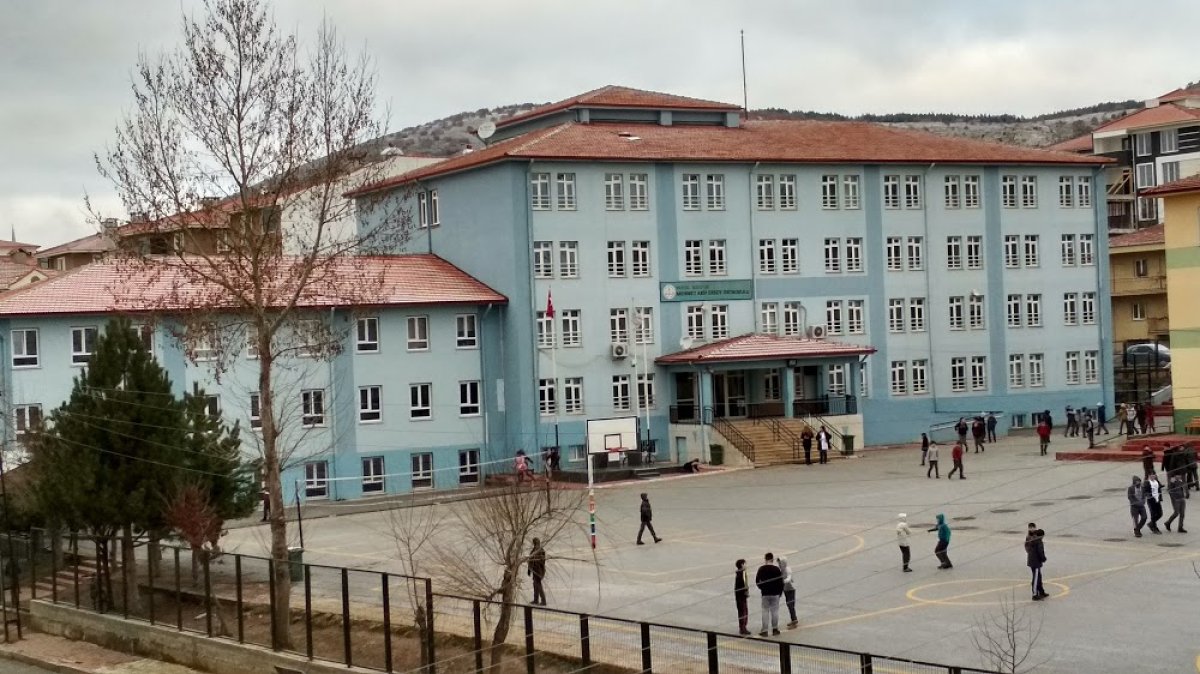 Bozüyük’te Okulda Tehdit Alarmı: Kurusıkı Tabanca ve Not Bulundu